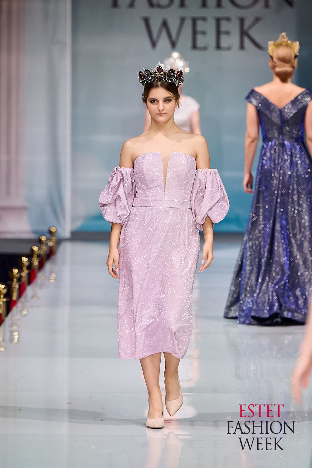 Одно из ярких fashion-событий этой осени прошло в Москве. ESTET FASHION WEEK вот уже более 10 лет дважды в год собирает дизайнеров и ювелиров России и мира. Новые коллекции показывают модели со всей страны. На этот раз на подиум вышли красавицы из Коврова и Владимира. Мария Безрукова из модельного агентства «Жанна» открыла показ Кристины Кибовской. А сразу семь выпускниц SMG KOVROV стали участницами дефиле ассоциации российских дизайнеров Fashion Style.