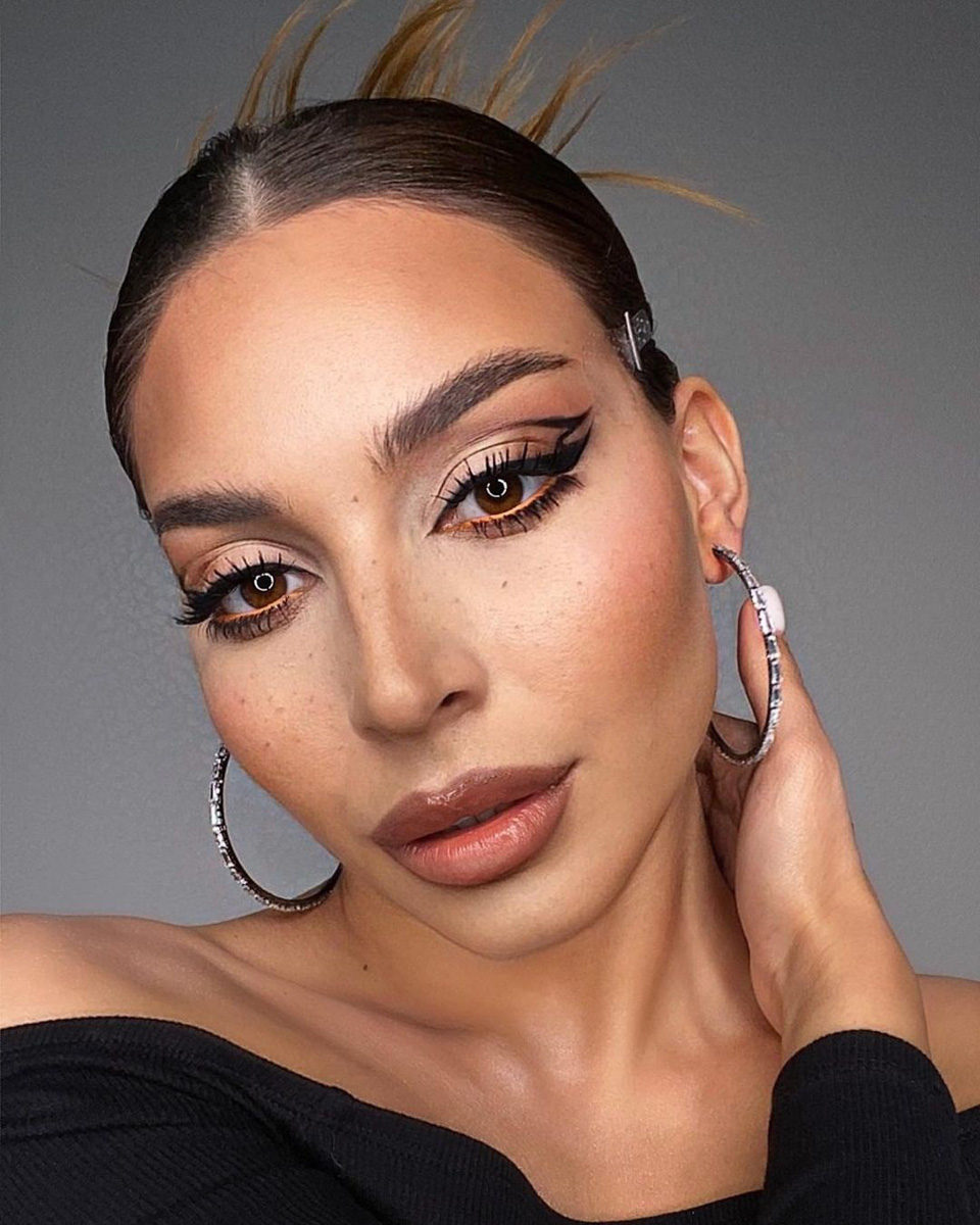 За время работы в московских салонах красоты визажист из Владимира Афсана Велимурадова успела побывать не на одном светском мероприятии, а также поработать в качестве гримера у российских звезд эстрады.