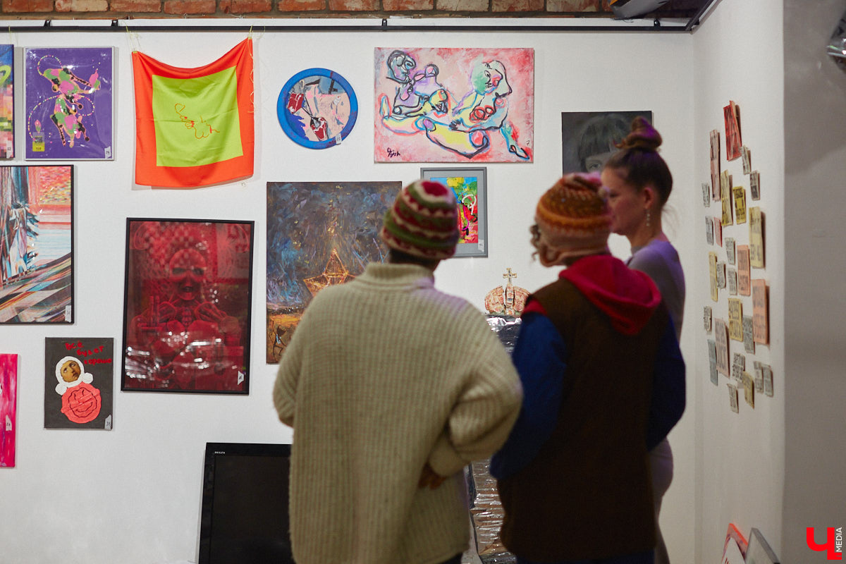 Обнаженные тела, шокирующие перформансы, кислотная вечеринка. Сегодня в ЦСК «Флигель» открывается масштабная выставка современных художников со всей страны. «Ключ-Медиа» посетил закрытый показ «Кислоты на блюдечке, или Как мы съели хайп» и спешит делиться впечатлениями.