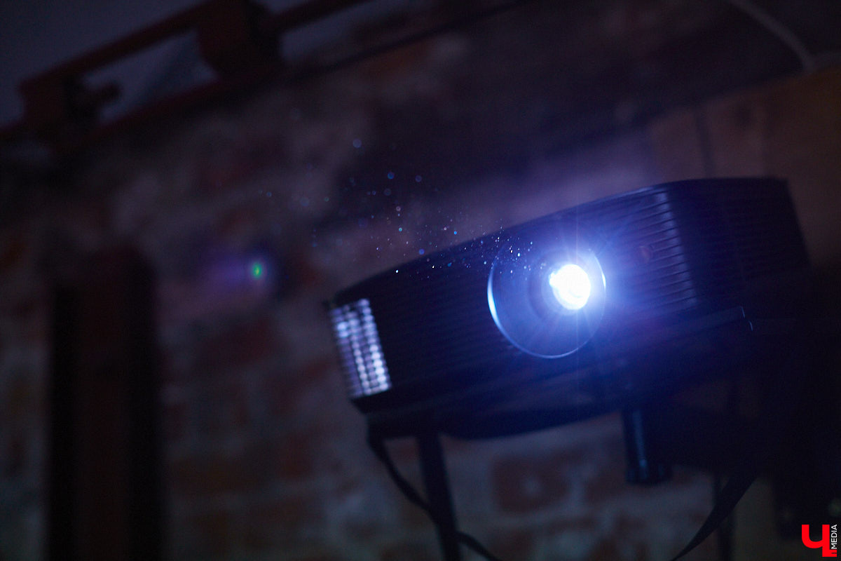 Обнаженные тела, шокирующие перформансы, кислотная вечеринка. Сегодня в ЦСК «Флигель» открывается масштабная выставка современных художников со всей страны. «Ключ-Медиа» посетил закрытый показ «Кислоты на блюдечке, или Как мы съели хайп» и спешит делиться впечатлениями.