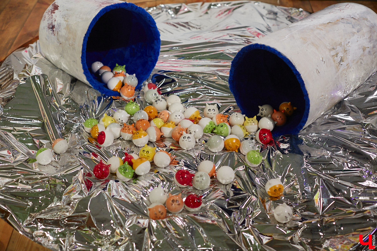 Обнаженные тела, шокирующие перформансы, кислотная вечеринка. Сегодня в ЦСК «Флигель» открывается масштабная выставка современных художников со всей страны. «Ключ-Медиа» посетил закрытый показ «Кислоты на блюдечке, или Как мы съели хайп» и спешит делиться впечатлениями.