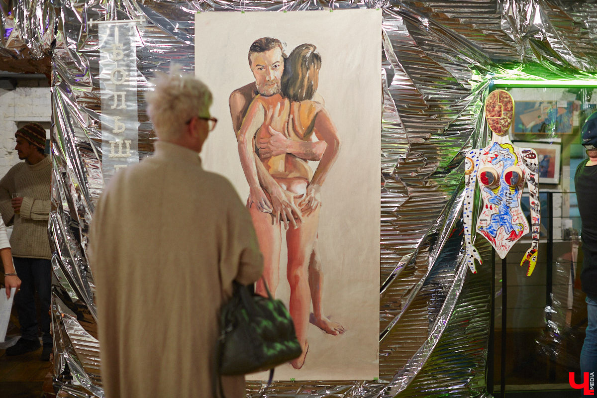 Обнаженные тела, шокирующие перформансы, кислотная вечеринка. Сегодня в ЦСК «Флигель» открывается масштабная выставка современных художников со всей страны. «Ключ-Медиа» посетил закрытый показ «Кислоты на блюдечке, или Как мы съели хайп» и спешит делиться впечатлениями.