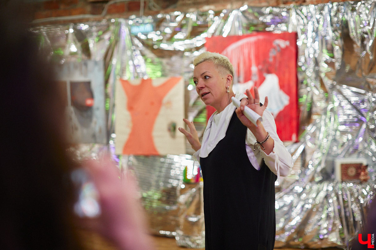 Обнаженные тела, шокирующие перформансы, кислотная вечеринка. Сегодня в ЦСК «Флигель» открывается масштабная выставка современных художников со всей страны. «Ключ-Медиа» посетил закрытый показ «Кислоты на блюдечке, или Как мы съели хайп» и спешит делиться впечатлениями.