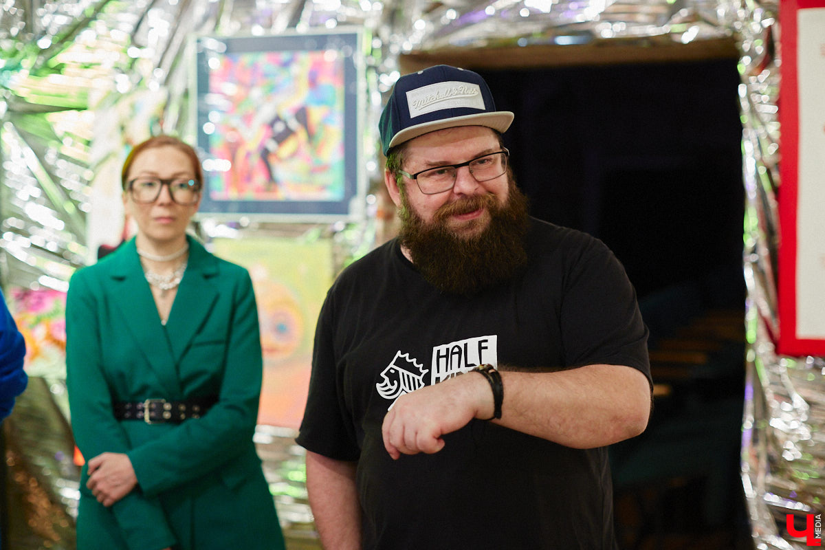 Обнаженные тела, шокирующие перформансы, кислотная вечеринка. Сегодня в ЦСК «Флигель» открывается масштабная выставка современных художников со всей страны. «Ключ-Медиа» посетил закрытый показ «Кислоты на блюдечке, или Как мы съели хайп» и спешит делиться впечатлениями.