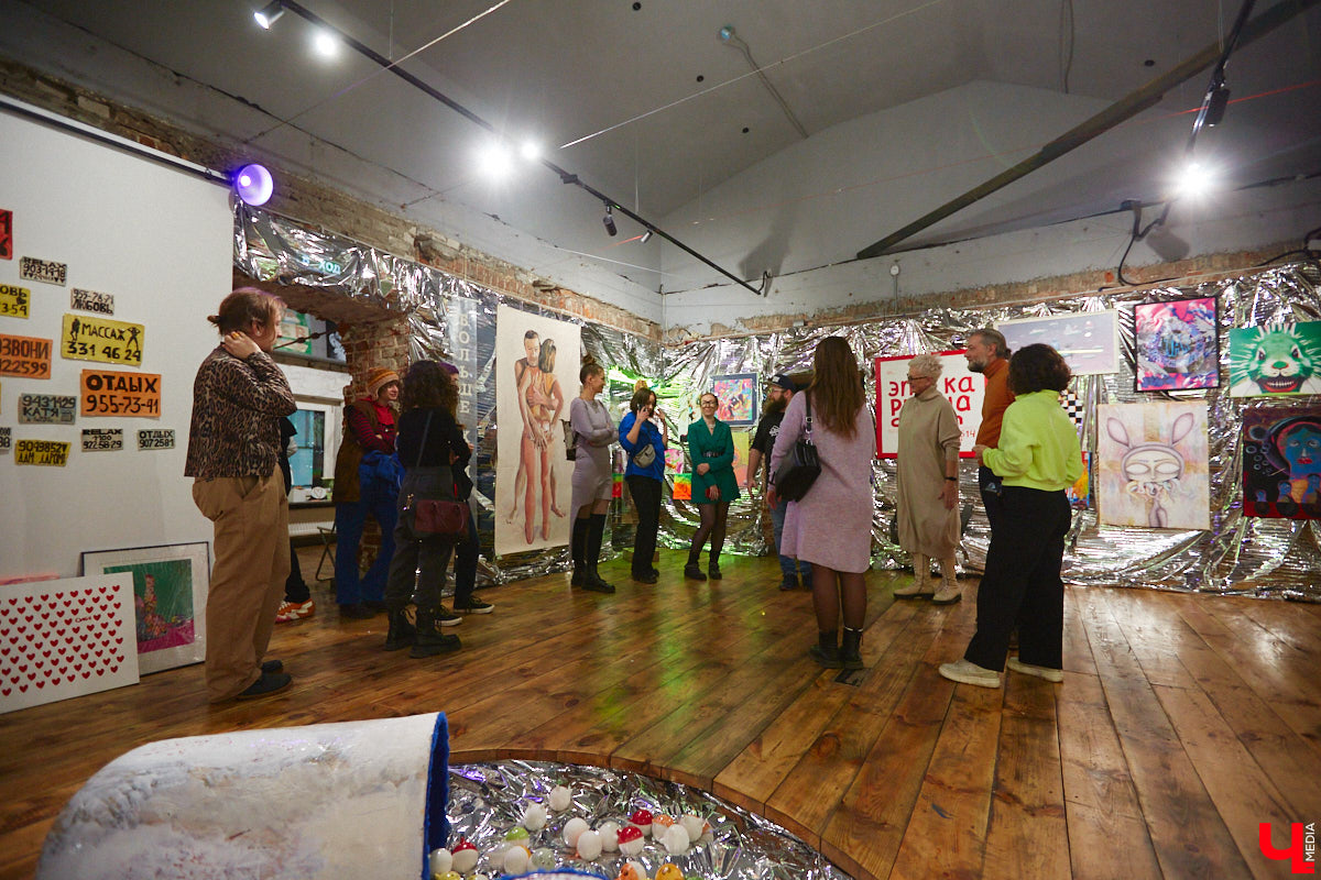 Обнаженные тела, шокирующие перформансы, кислотная вечеринка. Сегодня в ЦСК «Флигель» открывается масштабная выставка современных художников со всей страны. «Ключ-Медиа» посетил закрытый показ «Кислоты на блюдечке, или Как мы съели хайп» и спешит делиться впечатлениями.