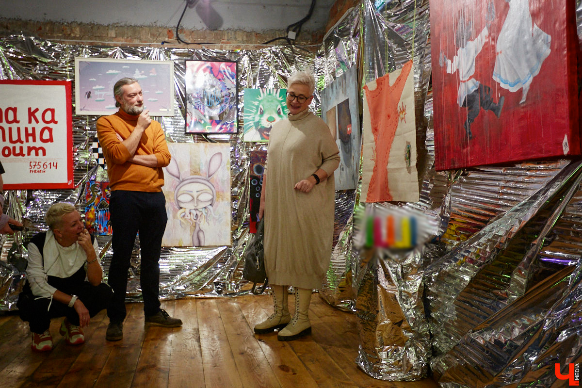 Обнаженные тела, шокирующие перформансы, кислотная вечеринка. Сегодня в ЦСК «Флигель» открывается масштабная выставка современных художников со всей страны. «Ключ-Медиа» посетил закрытый показ «Кислоты на блюдечке, или Как мы съели хайп» и спешит делиться впечатлениями.