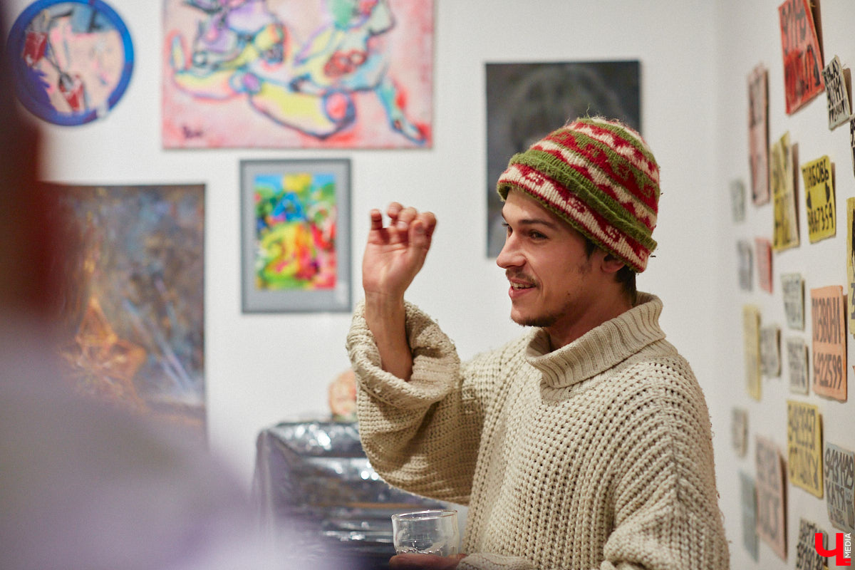 Обнаженные тела, шокирующие перформансы, кислотная вечеринка. Сегодня в ЦСК «Флигель» открывается масштабная выставка современных художников со всей страны. «Ключ-Медиа» посетил закрытый показ «Кислоты на блюдечке, или Как мы съели хайп» и спешит делиться впечатлениями.