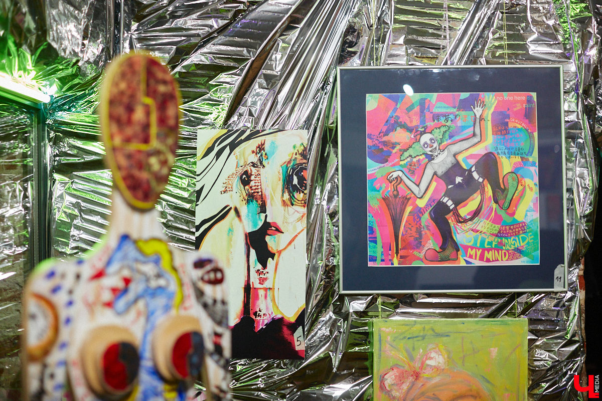 Обнаженные тела, шокирующие перформансы, кислотная вечеринка. Сегодня в ЦСК «Флигель» открывается масштабная выставка современных художников со всей страны. «Ключ-Медиа» посетил закрытый показ «Кислоты на блюдечке, или Как мы съели хайп» и спешит делиться впечатлениями.