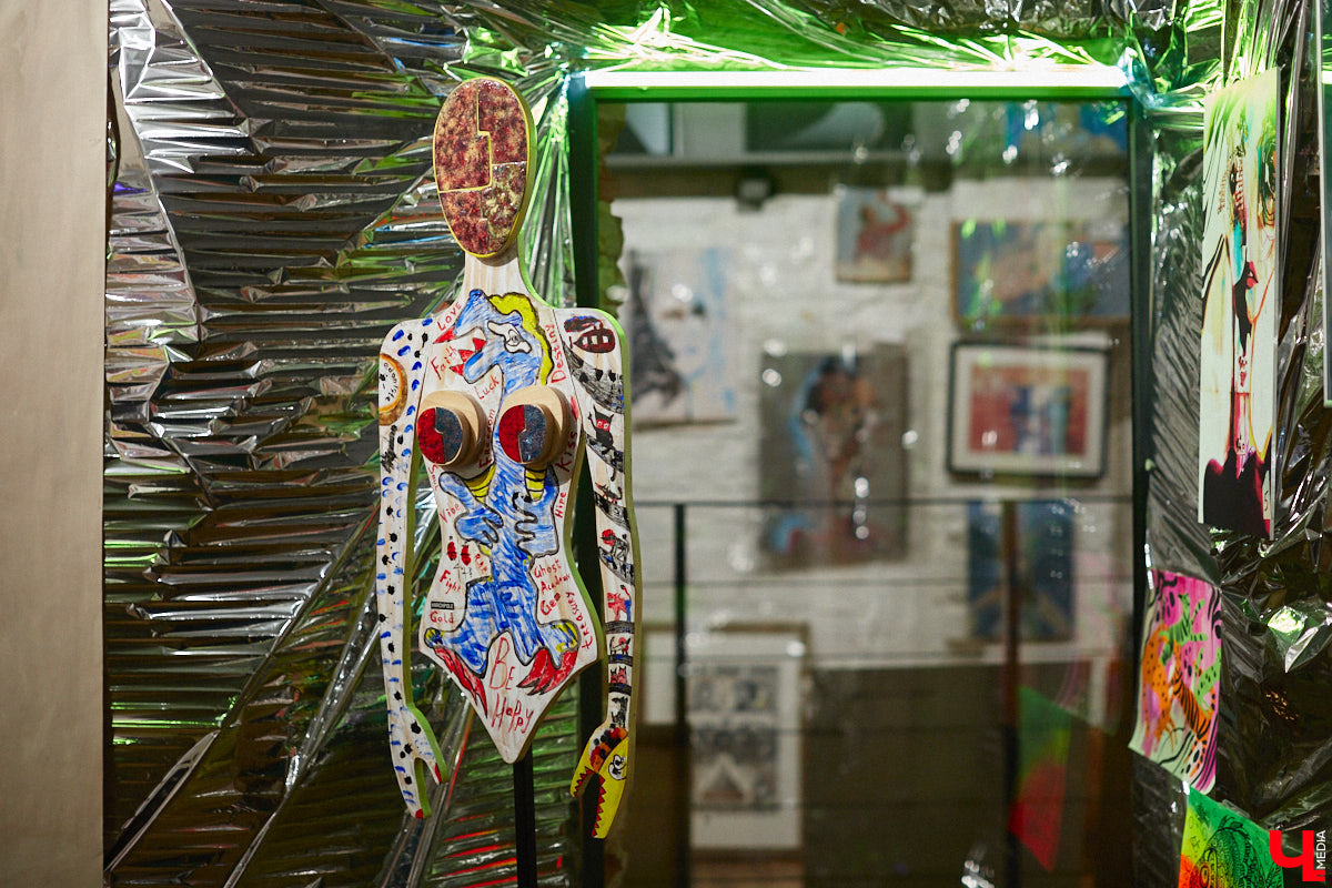 Обнаженные тела, шокирующие перформансы, кислотная вечеринка. Сегодня в ЦСК «Флигель» открывается масштабная выставка современных художников со всей страны. «Ключ-Медиа» посетил закрытый показ «Кислоты на блюдечке, или Как мы съели хайп» и спешит делиться впечатлениями.