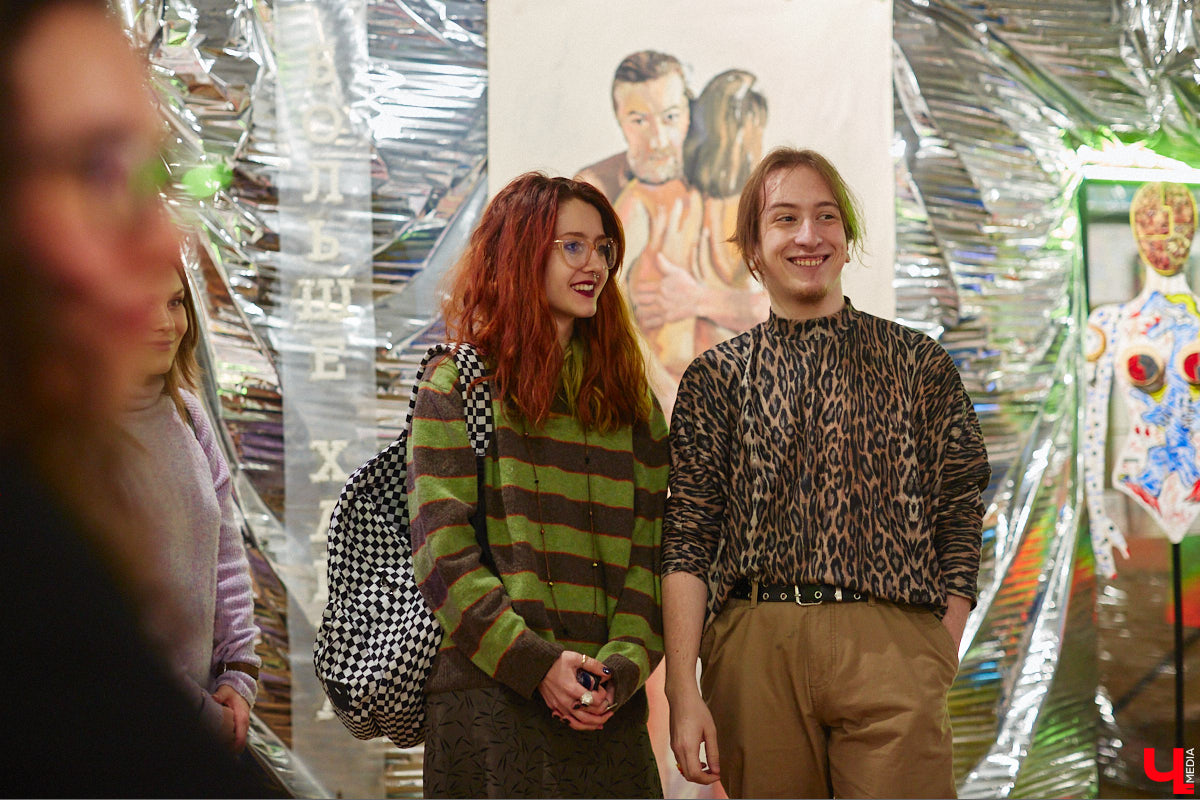 Обнаженные тела, шокирующие перформансы, кислотная вечеринка. Сегодня в ЦСК «Флигель» открывается масштабная выставка современных художников со всей страны. «Ключ-Медиа» посетил закрытый показ «Кислоты на блюдечке, или Как мы съели хайп» и спешит делиться впечатлениями.