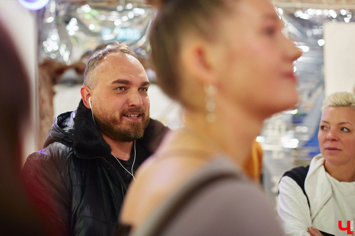 Обнаженные тела, шокирующие перформансы, кислотная вечеринка. Сегодня в ЦСК «Флигель» открывается масштабная выставка современных художников со всей страны. «Ключ-Медиа» посетил закрытый показ «Кислоты на блюдечке, или Как мы съели хайп» и спешит делиться впечатлениями.