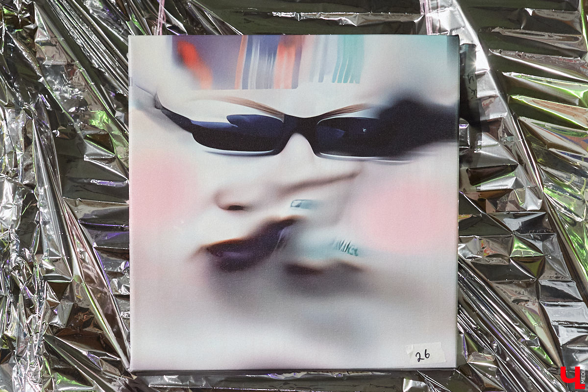 Обнаженные тела, шокирующие перформансы, кислотная вечеринка. Сегодня в ЦСК «Флигель» открывается масштабная выставка современных художников со всей страны. «Ключ-Медиа» посетил закрытый показ «Кислоты на блюдечке, или Как мы съели хайп» и спешит делиться впечатлениями.