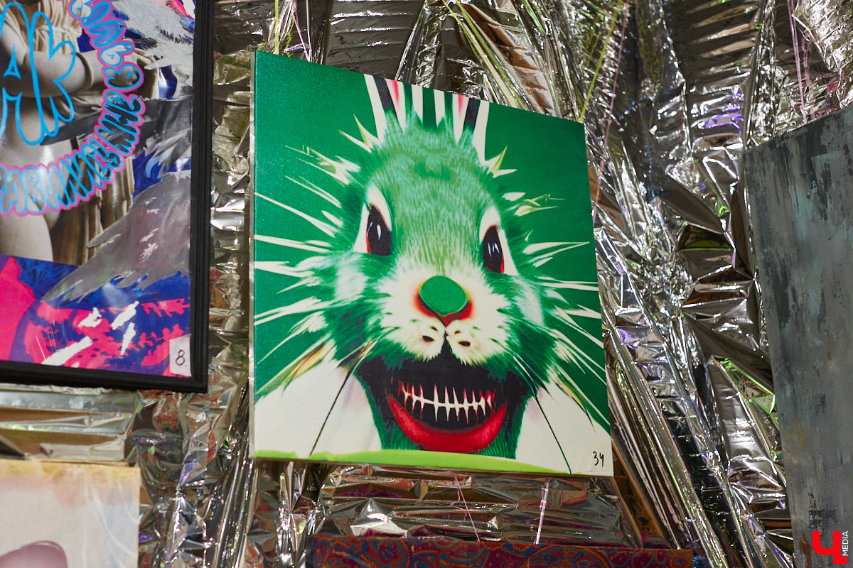 Обнаженные тела, шокирующие перформансы, кислотная вечеринка. Сегодня в ЦСК «Флигель» открывается масштабная выставка современных художников со всей страны. «Ключ-Медиа» посетил закрытый показ «Кислоты на блюдечке, или Как мы съели хайп» и спешит делиться впечатлениями.