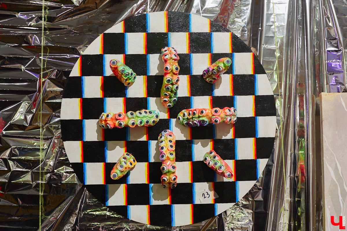 Обнаженные тела, шокирующие перформансы, кислотная вечеринка. Сегодня в ЦСК «Флигель» открывается масштабная выставка современных художников со всей страны. «Ключ-Медиа» посетил закрытый показ «Кислоты на блюдечке, или Как мы съели хайп» и спешит делиться впечатлениями.