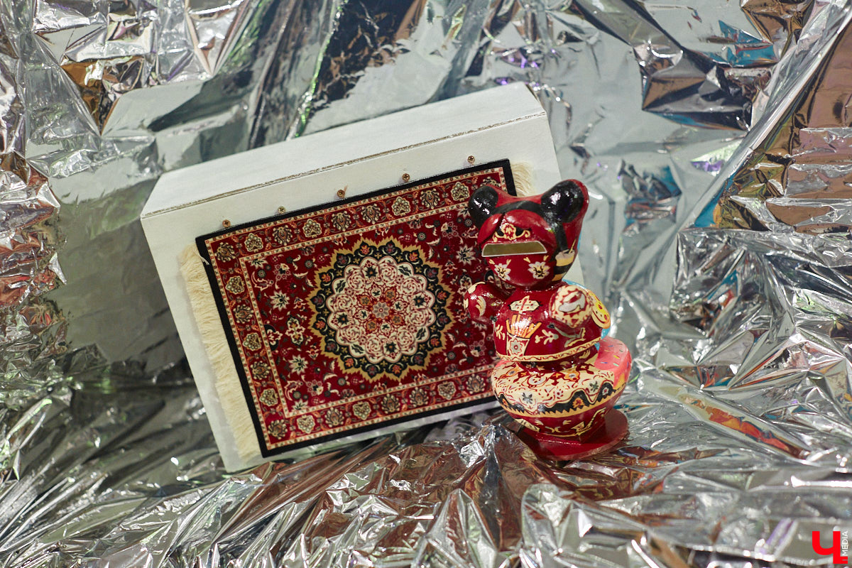 Обнаженные тела, шокирующие перформансы, кислотная вечеринка. Сегодня в ЦСК «Флигель» открывается масштабная выставка современных художников со всей страны. «Ключ-Медиа» посетил закрытый показ «Кислоты на блюдечке, или Как мы съели хайп» и спешит делиться впечатлениями.