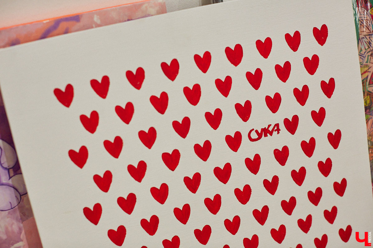 Обнаженные тела, шокирующие перформансы, кислотная вечеринка. Сегодня в ЦСК «Флигель» открывается масштабная выставка современных художников со всей страны. «Ключ-Медиа» посетил закрытый показ «Кислоты на блюдечке, или Как мы съели хайп» и спешит делиться впечатлениями.