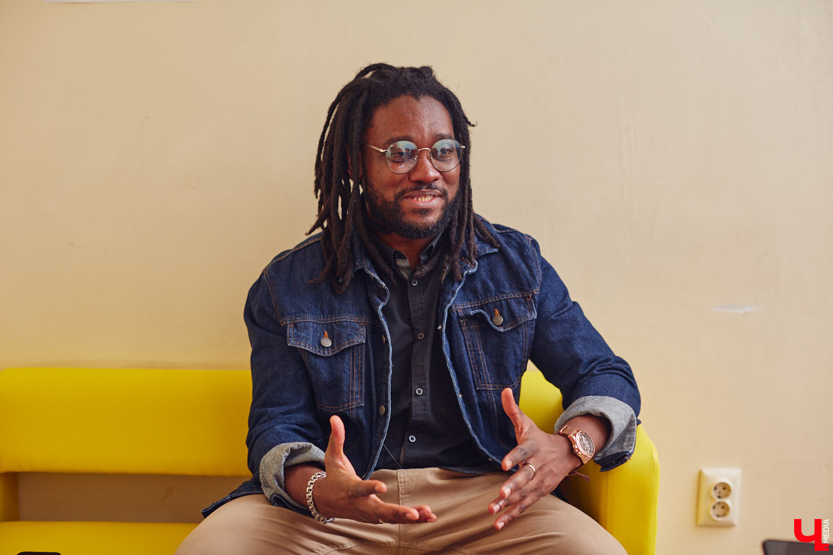 Психологи твердят: выйдите из зоны комфорта, чтобы найти нового себя. Наш сегодняшний герой не просто последовал этому совету – он шагнул далеко за его пределы. Взял и переехал к нам из Африки. И не зря, как оказалось! О своих приключениях смелый иностранец поведал «Ключ-Медиа».