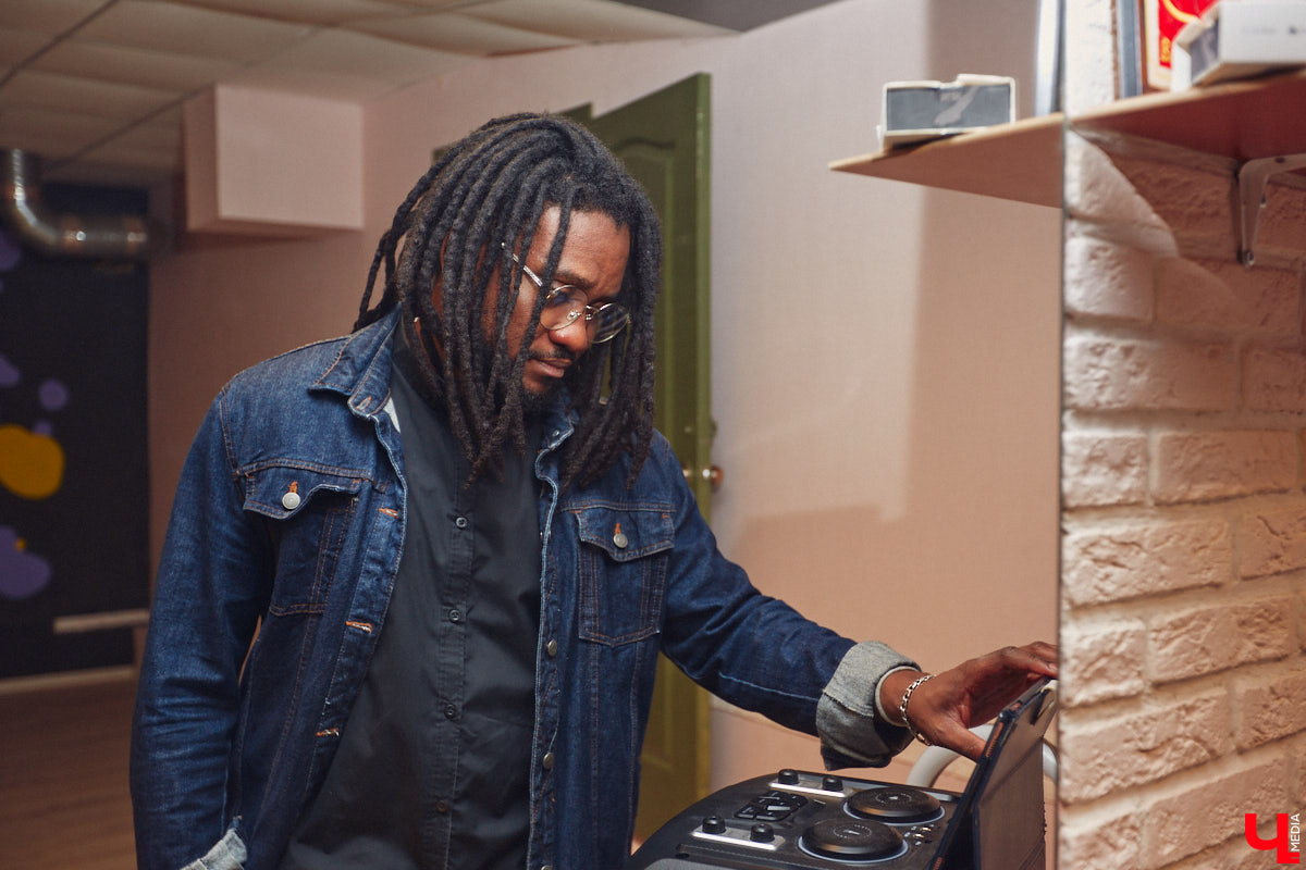 Психологи твердят: выйдите из зоны комфорта, чтобы найти нового себя. Наш сегодняшний герой не просто последовал этому совету – он шагнул далеко за его пределы. Взял и переехал к нам из Африки. И не зря, как оказалось! О своих приключениях смелый иностранец поведал «Ключ-Медиа».