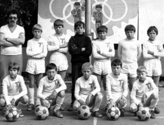 В начале 1980-х годов в школе № 1 были организованы специализированные классы с футбольным уклоном, в которых учились только мальчики. В них выросла целая плеяда владимирских футболистов и тренеров команды «Торпедо». Об этом можно узнать из экспозиции школьного музея. Здесь же вам расскажут интереснейшую историю этого учебного учреждения, которая началась в 1870 году с открытия… женской гимназии.