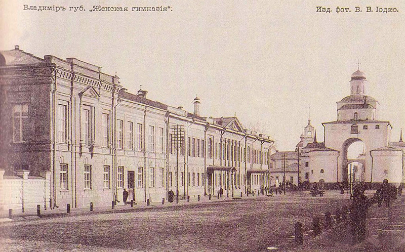 В начале 1980-х годов в школе № 1 были организованы специализированные классы с футбольным уклоном, в которых учились только мальчики. В них выросла целая плеяда владимирских футболистов и тренеров команды «Торпедо». Об этом можно узнать из экспозиции школьного музея. Здесь же вам расскажут интереснейшую историю этого учебного учреждения, которая началась в 1870 году с открытия… женской гимназии.