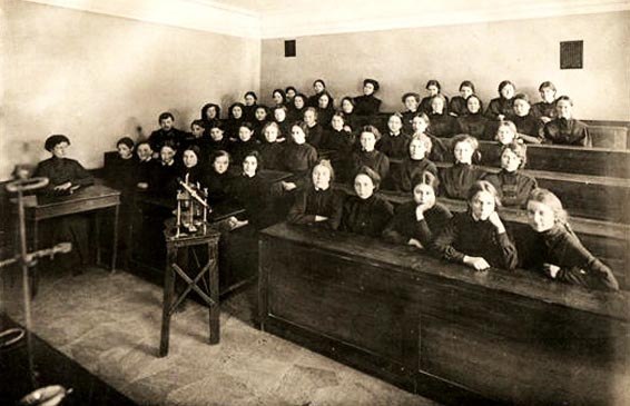 В начале 1980-х годов в школе № 1 были организованы специализированные классы с футбольным уклоном, в которых учились только мальчики. В них выросла целая плеяда владимирских футболистов и тренеров команды «Торпедо». Об этом можно узнать из экспозиции школьного музея. Здесь же вам расскажут интереснейшую историю этого учебного учреждения, которая началась в 1870 году с открытия… женской гимназии.