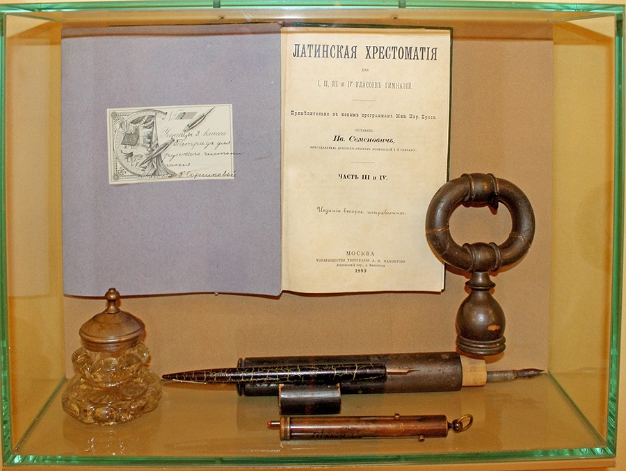 В начале 1980-х годов в школе № 1 были организованы специализированные классы с футбольным уклоном, в которых учились только мальчики. В них выросла целая плеяда владимирских футболистов и тренеров команды «Торпедо». Об этом можно узнать из экспозиции школьного музея. Здесь же вам расскажут интереснейшую историю этого учебного учреждения, которая началась в 1870 году с открытия… женской гимназии.