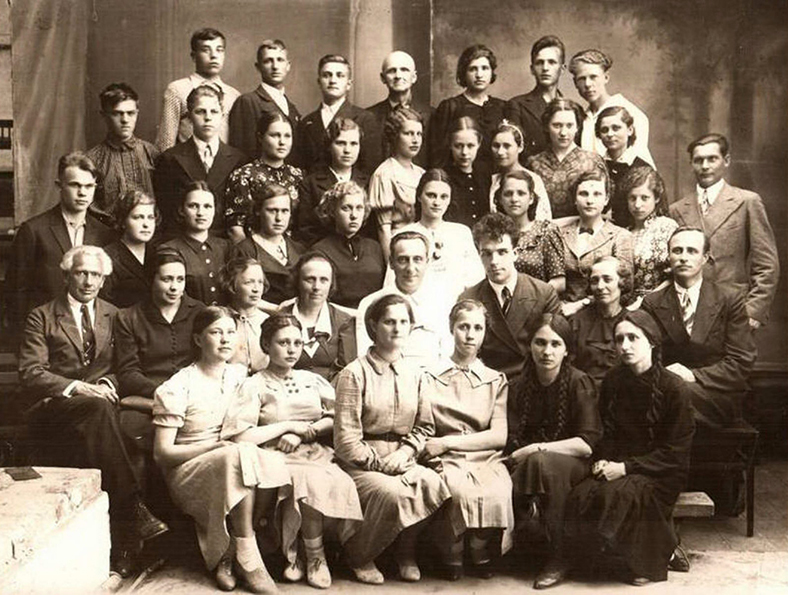 В начале 1980-х годов в школе № 1 были организованы специализированные классы с футбольным уклоном, в которых учились только мальчики. В них выросла целая плеяда владимирских футболистов и тренеров команды «Торпедо». Об этом можно узнать из экспозиции школьного музея. Здесь же вам расскажут интереснейшую историю этого учебного учреждения, которая началась в 1870 году с открытия… женской гимназии.