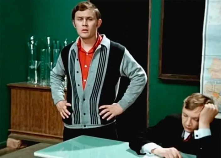 В начале 1980-х годов в школе № 1 были организованы специализированные классы с футбольным уклоном, в которых учились только мальчики. В них выросла целая плеяда владимирских футболистов и тренеров команды «Торпедо». Об этом можно узнать из экспозиции школьного музея. Здесь же вам расскажут интереснейшую историю этого учебного учреждения, которая началась в 1870 году с открытия… женской гимназии.