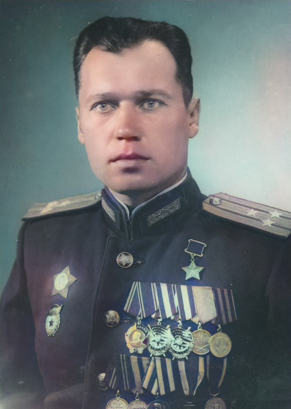 В начале 1980-х годов в школе № 1 были организованы специализированные классы с футбольным уклоном, в которых учились только мальчики. В них выросла целая плеяда владимирских футболистов и тренеров команды «Торпедо». Об этом можно узнать из экспозиции школьного музея. Здесь же вам расскажут интереснейшую историю этого учебного учреждения, которая началась в 1870 году с открытия… женской гимназии.