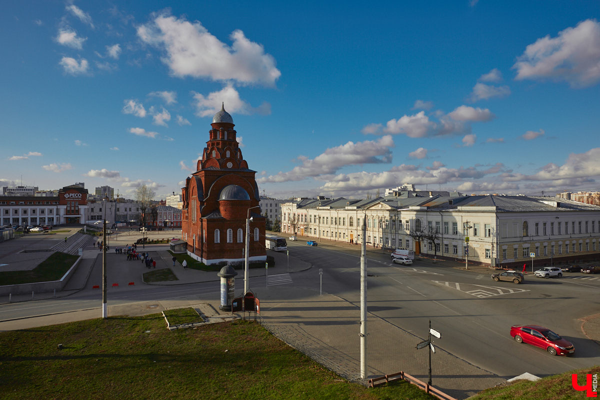 В начале 1980-х годов в школе № 1 были организованы специализированные классы с футбольным уклоном, в которых учились только мальчики. В них выросла целая плеяда владимирских футболистов и тренеров команды «Торпедо». Об этом можно узнать из экспозиции школьного музея. Здесь же вам расскажут интереснейшую историю этого учебного учреждения, которая началась в 1870 году с открытия… женской гимназии.