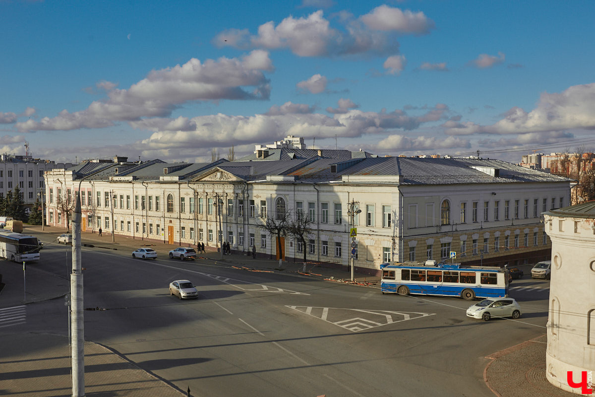 В начале 1980-х годов в школе № 1 были организованы специализированные классы с футбольным уклоном, в которых учились только мальчики. В них выросла целая плеяда владимирских футболистов и тренеров команды «Торпедо». Об этом можно узнать из экспозиции школьного музея. Здесь же вам расскажут интереснейшую историю этого учебного учреждения, которая началась в 1870 году с открытия… женской гимназии.