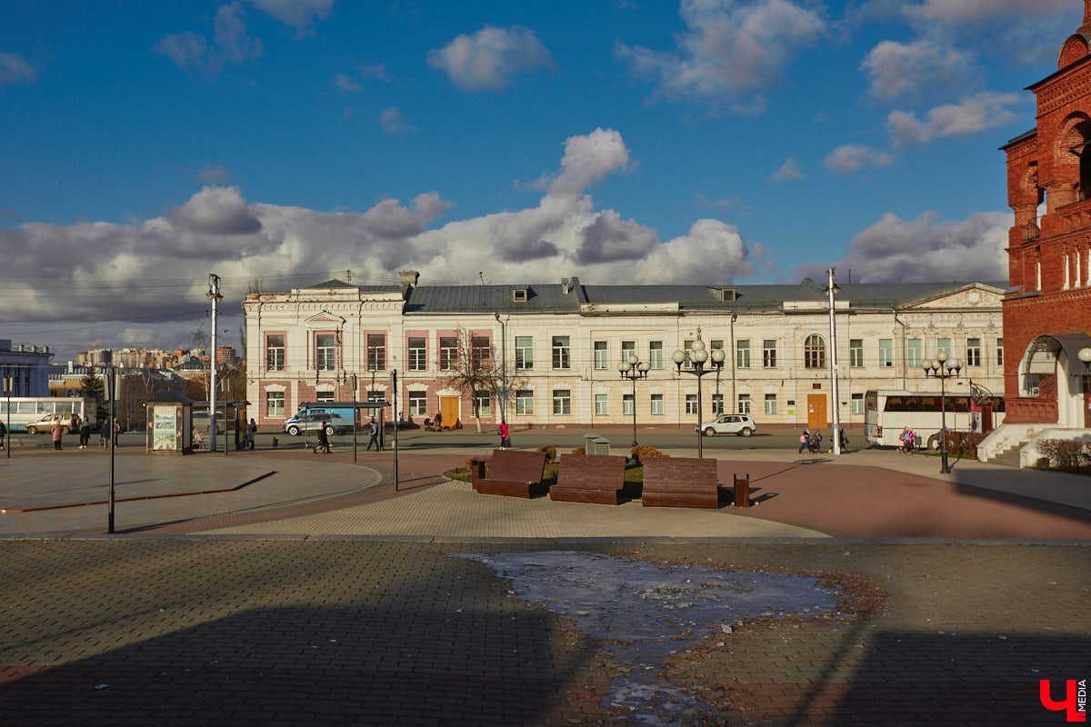 В начале 1980-х годов в школе № 1 были организованы специализированные классы с футбольным уклоном, в которых учились только мальчики. В них выросла целая плеяда владимирских футболистов и тренеров команды «Торпедо». Об этом можно узнать из экспозиции школьного музея. Здесь же вам расскажут интереснейшую историю этого учебного учреждения, которая началась в 1870 году с открытия… женской гимназии.
