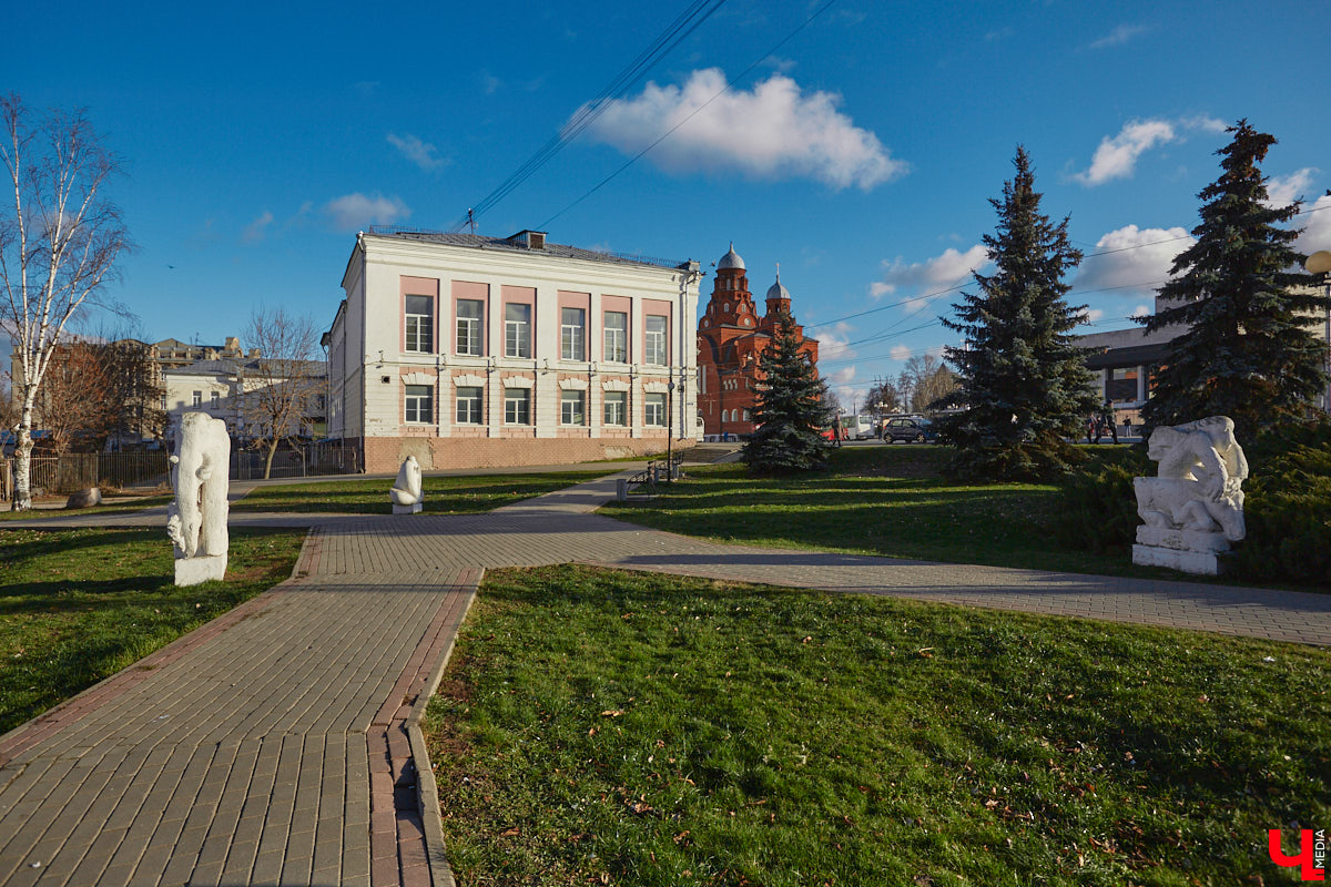 В начале 1980-х годов в школе № 1 были организованы специализированные классы с футбольным уклоном, в которых учились только мальчики. В них выросла целая плеяда владимирских футболистов и тренеров команды «Торпедо». Об этом можно узнать из экспозиции школьного музея. Здесь же вам расскажут интереснейшую историю этого учебного учреждения, которая началась в 1870 году с открытия… женской гимназии.