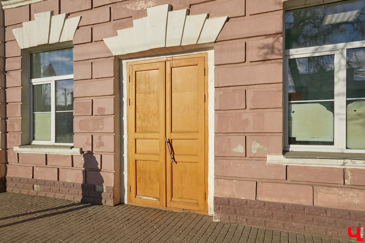 В начале 1980-х годов в школе № 1 были организованы специализированные классы с футбольным уклоном, в которых учились только мальчики. В них выросла целая плеяда владимирских футболистов и тренеров команды «Торпедо». Об этом можно узнать из экспозиции школьного музея. Здесь же вам расскажут интереснейшую историю этого учебного учреждения, которая началась в 1870 году с открытия… женской гимназии.