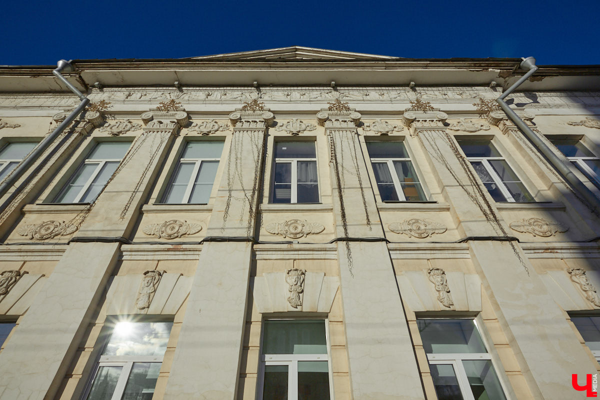 В начале 1980-х годов в школе № 1 были организованы специализированные классы с футбольным уклоном, в которых учились только мальчики. В них выросла целая плеяда владимирских футболистов и тренеров команды «Торпедо». Об этом можно узнать из экспозиции школьного музея. Здесь же вам расскажут интереснейшую историю этого учебного учреждения, которая началась в 1870 году с открытия… женской гимназии.