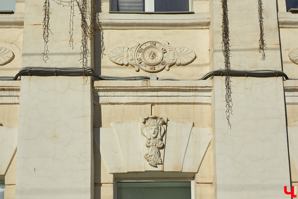 В начале 1980-х годов в школе № 1 были организованы специализированные классы с футбольным уклоном, в которых учились только мальчики. В них выросла целая плеяда владимирских футболистов и тренеров команды «Торпедо». Об этом можно узнать из экспозиции школьного музея. Здесь же вам расскажут интереснейшую историю этого учебного учреждения, которая началась в 1870 году с открытия… женской гимназии.