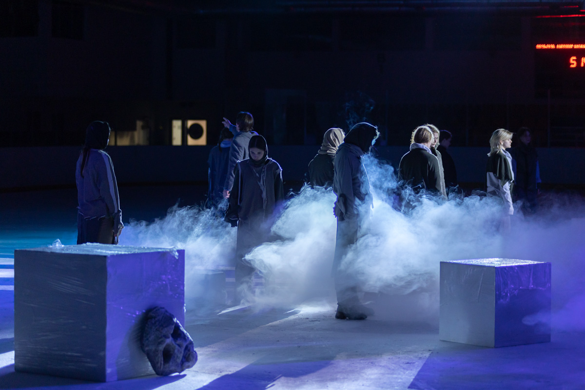 Посетившие предварительную экскурсию блогеры признавались в любви Достоевскому, по случаю премьеры местные заведения ввели в меню новые позиции… «Смешных человечков» от ТТ «Завод» ждали все. Спектакль позиционировался как добрая история от совсем не депрессивного писателя. Каким он получился на самом деле — рассказываем и показываем в материале.