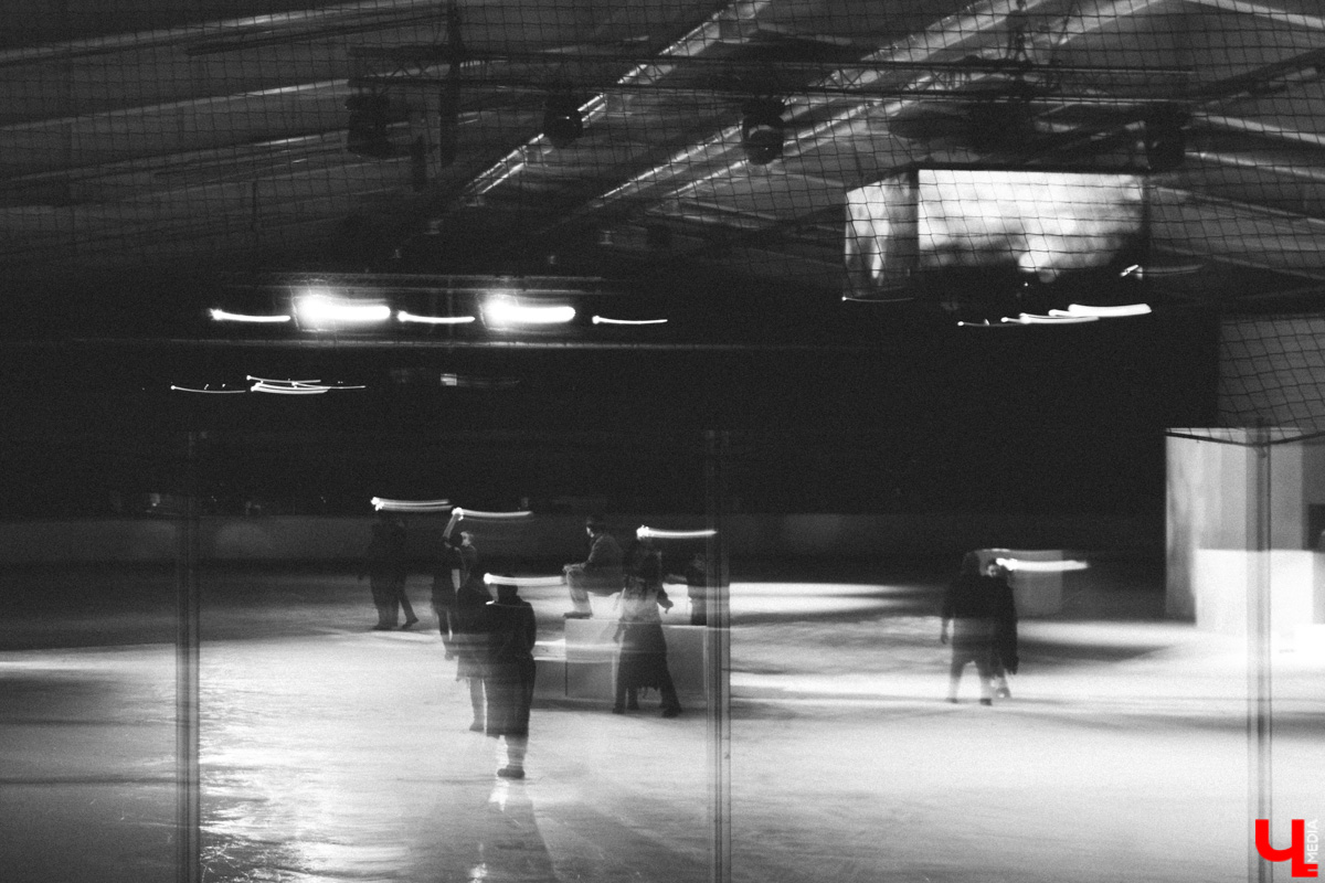 Посетившие предварительную экскурсию блогеры признавались в любви Достоевскому, по случаю премьеры местные заведения ввели в меню новые позиции… «Смешных человечков» от ТТ «Завод» ждали все. Спектакль позиционировался как добрая история от совсем не депрессивного писателя. Каким он получился на самом деле — рассказываем и показываем в материале.