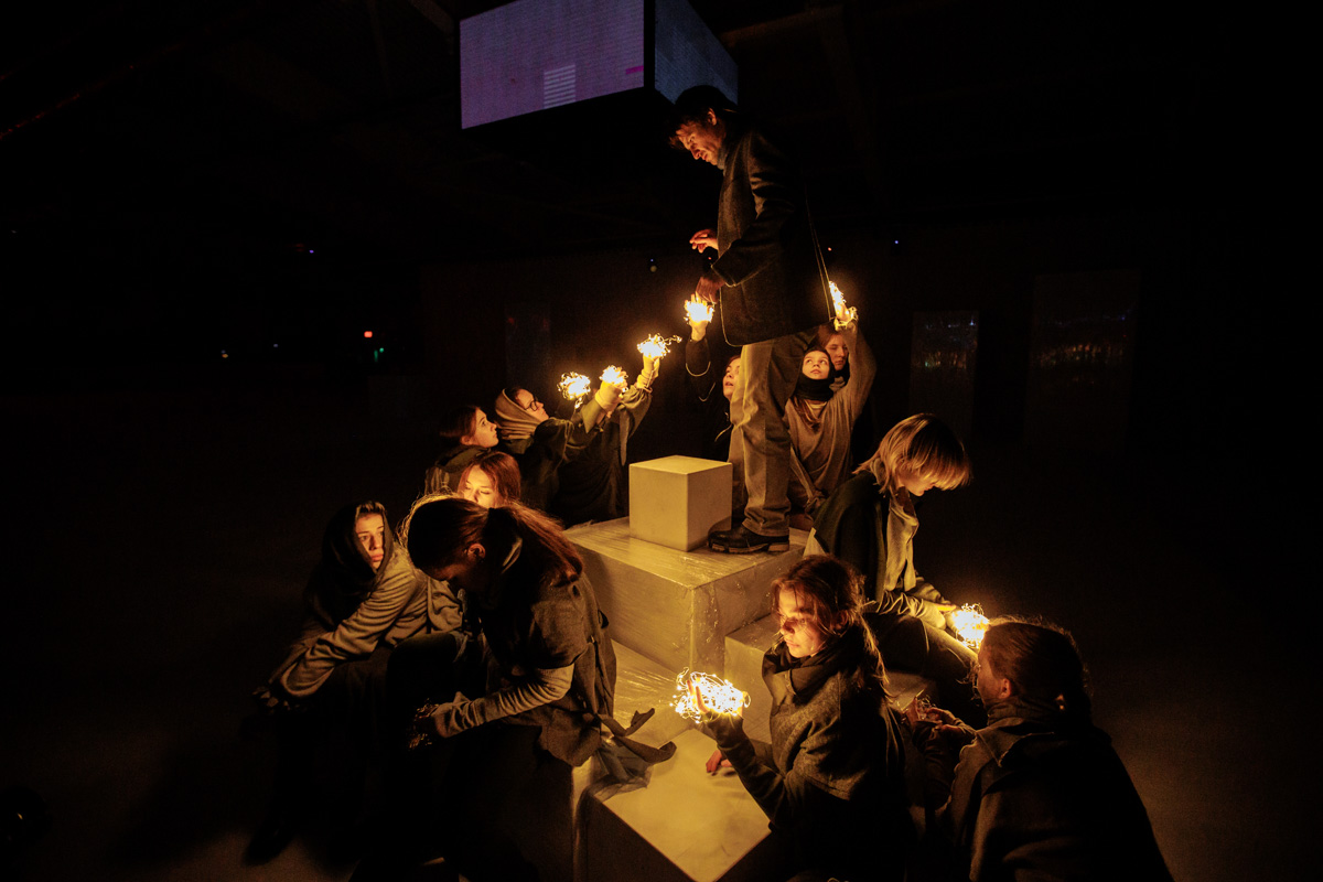 Посетившие предварительную экскурсию блогеры признавались в любви Достоевскому, по случаю премьеры местные заведения ввели в меню новые позиции… «Смешных человечков» от ТТ «Завод» ждали все. Спектакль позиционировался как добрая история от совсем не депрессивного писателя. Каким он получился на самом деле — рассказываем и показываем в материале.