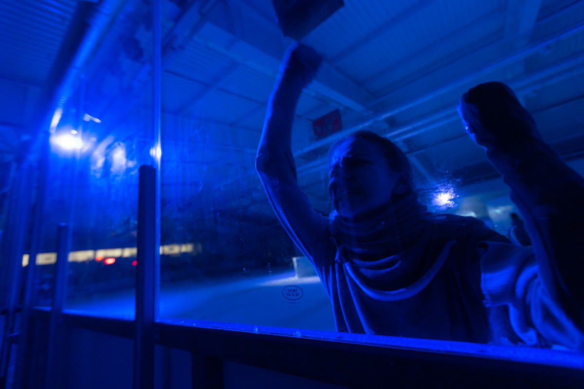 Посетившие предварительную экскурсию блогеры признавались в любви Достоевскому, по случаю премьеры местные заведения ввели в меню новые позиции… «Смешных человечков» от ТТ «Завод» ждали все. Спектакль позиционировался как добрая история от совсем не депрессивного писателя. Каким он получился на самом деле — рассказываем и показываем в материале.