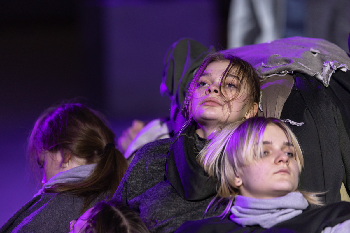 Посетившие предварительную экскурсию блогеры признавались в любви Достоевскому, по случаю премьеры местные заведения ввели в меню новые позиции… «Смешных человечков» от ТТ «Завод» ждали все. Спектакль позиционировался как добрая история от совсем не депрессивного писателя. Каким он получился на самом деле — рассказываем и показываем в материале.