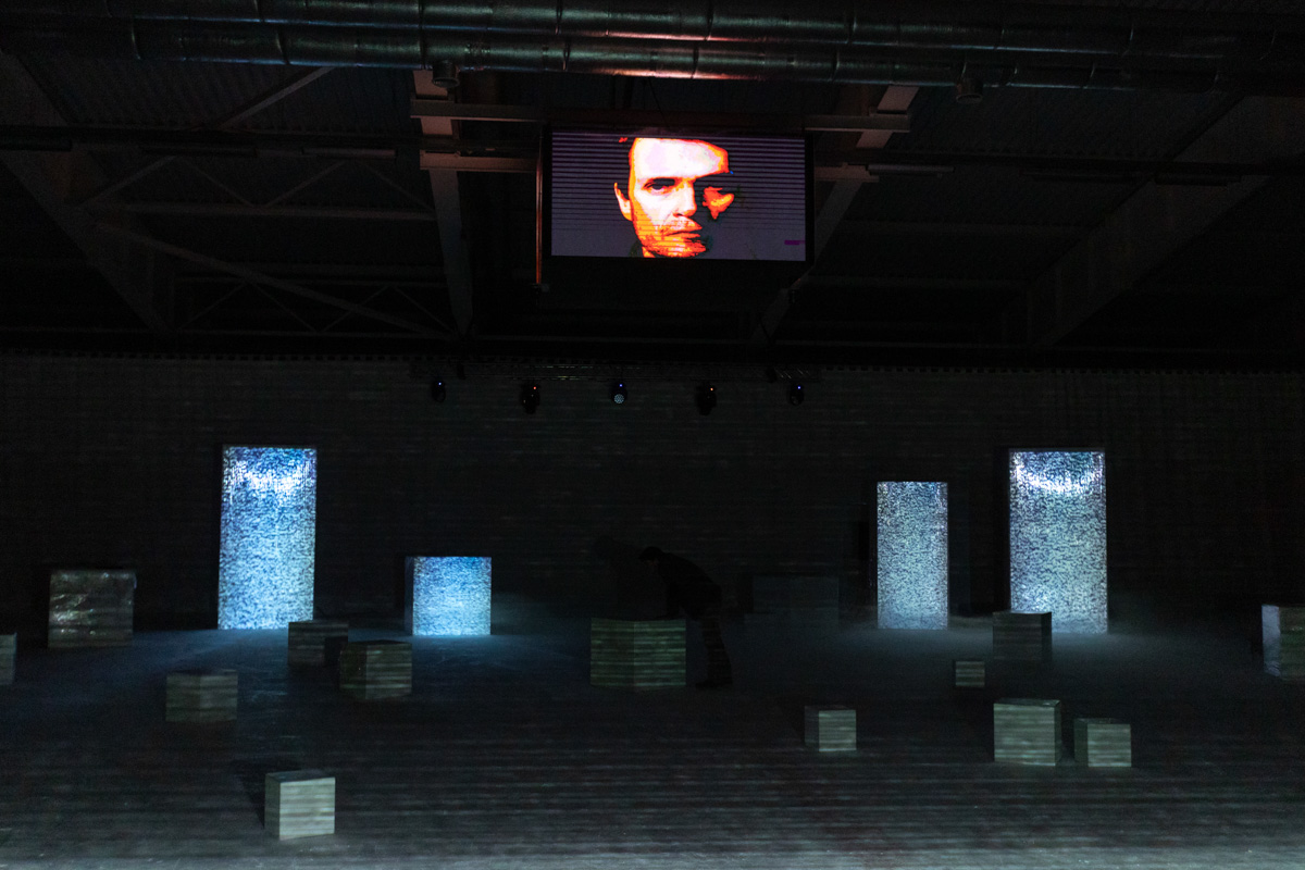 Посетившие предварительную экскурсию блогеры признавались в любви Достоевскому, по случаю премьеры местные заведения ввели в меню новые позиции… «Смешных человечков» от ТТ «Завод» ждали все. Спектакль позиционировался как добрая история от совсем не депрессивного писателя. Каким он получился на самом деле — рассказываем и показываем в материале.