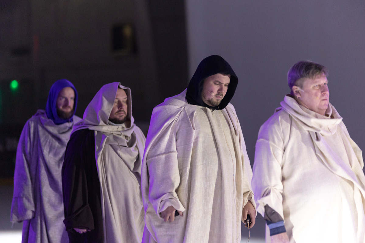 Посетившие предварительную экскурсию блогеры признавались в любви Достоевскому, по случаю премьеры местные заведения ввели в меню новые позиции… «Смешных человечков» от ТТ «Завод» ждали все. Спектакль позиционировался как добрая история от совсем не депрессивного писателя. Каким он получился на самом деле — рассказываем и показываем в материале.