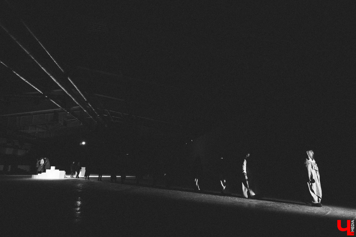 Посетившие предварительную экскурсию блогеры признавались в любви Достоевскому, по случаю премьеры местные заведения ввели в меню новые позиции… «Смешных человечков» от ТТ «Завод» ждали все. Спектакль позиционировался как добрая история от совсем не депрессивного писателя. Каким он получился на самом деле — рассказываем и показываем в материале.