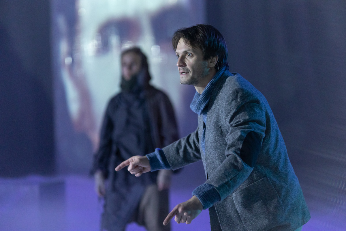 Посетившие предварительную экскурсию блогеры признавались в любви Достоевскому, по случаю премьеры местные заведения ввели в меню новые позиции… «Смешных человечков» от ТТ «Завод» ждали все. Спектакль позиционировался как добрая история от совсем не депрессивного писателя. Каким он получился на самом деле — рассказываем и показываем в материале.