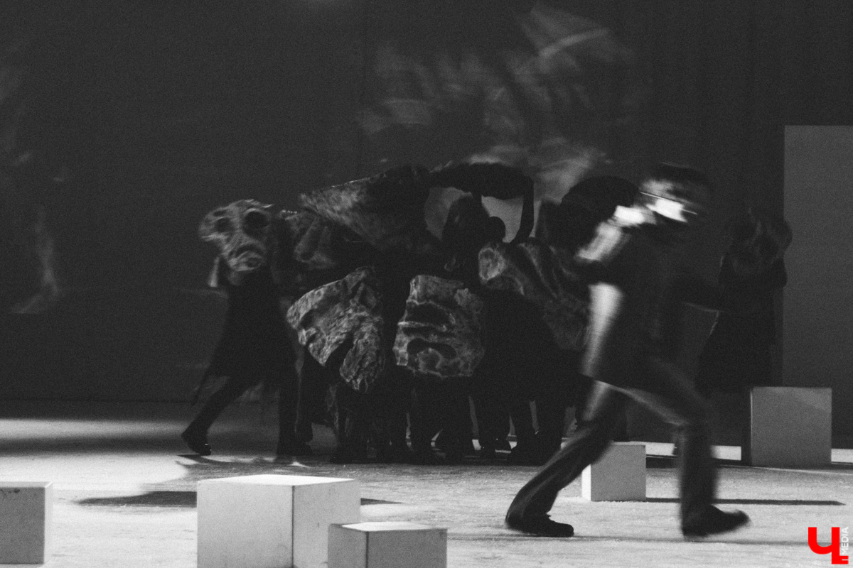 Посетившие предварительную экскурсию блогеры признавались в любви Достоевскому, по случаю премьеры местные заведения ввели в меню новые позиции… «Смешных человечков» от ТТ «Завод» ждали все. Спектакль позиционировался как добрая история от совсем не депрессивного писателя. Каким он получился на самом деле — рассказываем и показываем в материале.