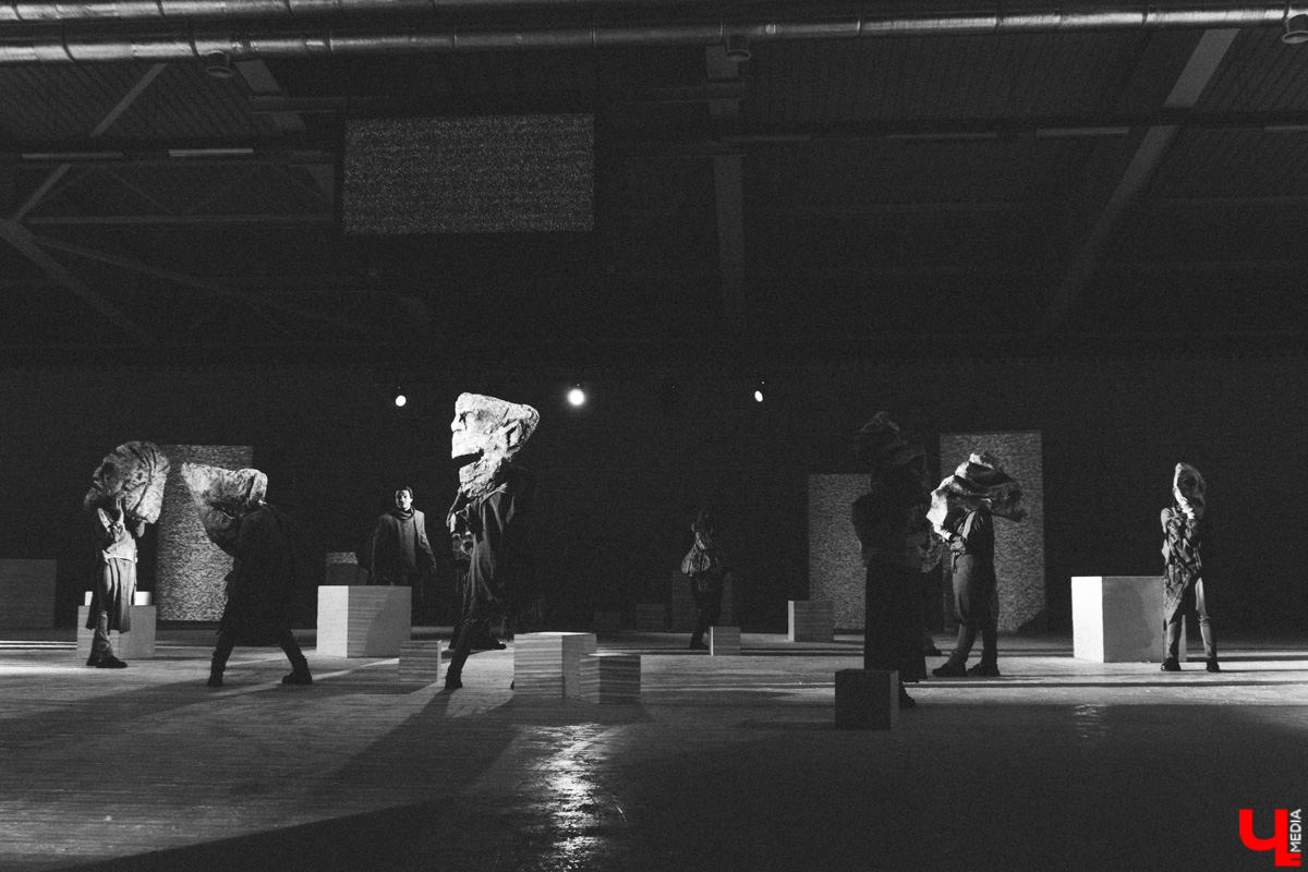 Посетившие предварительную экскурсию блогеры признавались в любви Достоевскому, по случаю премьеры местные заведения ввели в меню новые позиции… «Смешных человечков» от ТТ «Завод» ждали все. Спектакль позиционировался как добрая история от совсем не депрессивного писателя. Каким он получился на самом деле — рассказываем и показываем в материале.