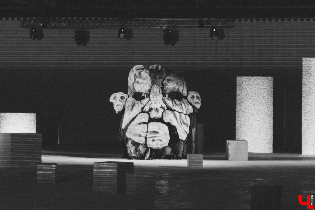 Посетившие предварительную экскурсию блогеры признавались в любви Достоевскому, по случаю премьеры местные заведения ввели в меню новые позиции… «Смешных человечков» от ТТ «Завод» ждали все. Спектакль позиционировался как добрая история от совсем не депрессивного писателя. Каким он получился на самом деле — рассказываем и показываем в материале.