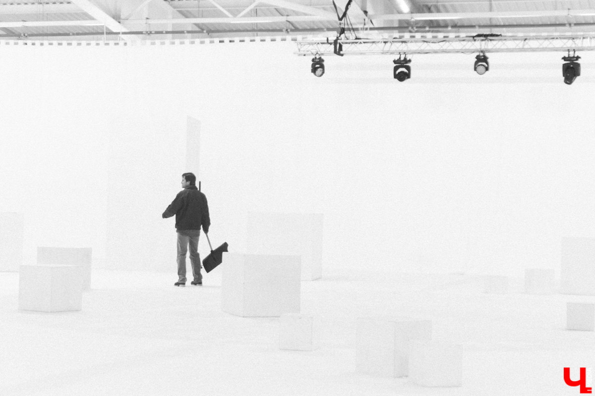 Посетившие предварительную экскурсию блогеры признавались в любви Достоевскому, по случаю премьеры местные заведения ввели в меню новые позиции… «Смешных человечков» от ТТ «Завод» ждали все. Спектакль позиционировался как добрая история от совсем не депрессивного писателя. Каким он получился на самом деле — рассказываем и показываем в материале.