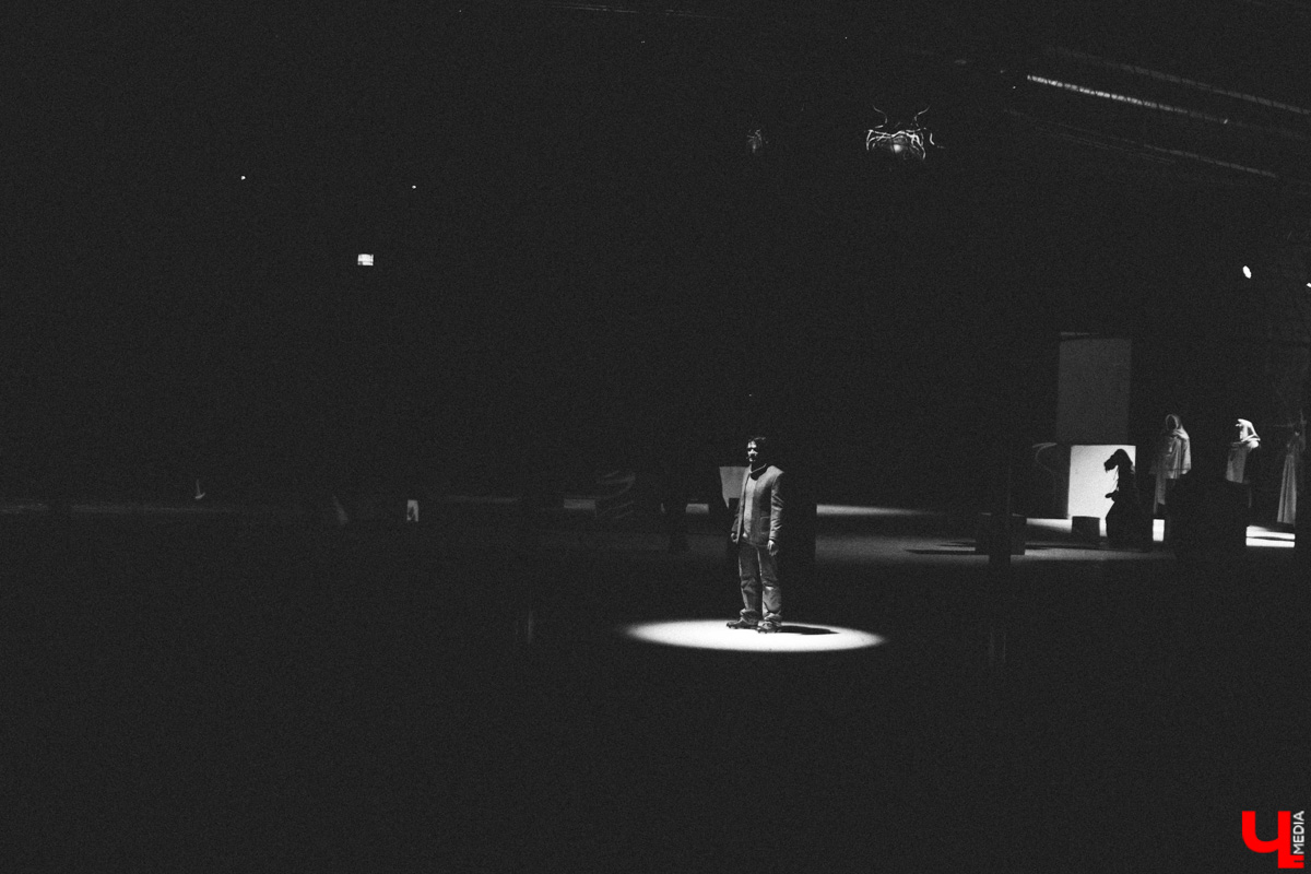 Посетившие предварительную экскурсию блогеры признавались в любви Достоевскому, по случаю премьеры местные заведения ввели в меню новые позиции… «Смешных человечков» от ТТ «Завод» ждали все. Спектакль позиционировался как добрая история от совсем не депрессивного писателя. Каким он получился на самом деле — рассказываем и показываем в материале.